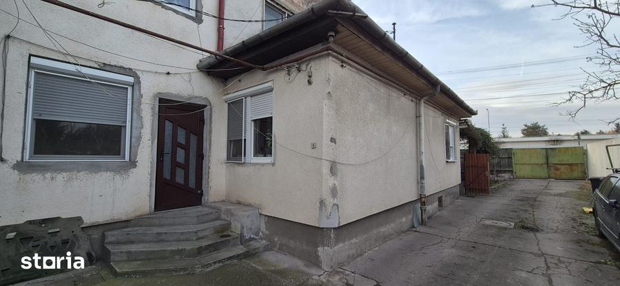 Casă cu 7 camere cu Teren 1174 Mp în Central