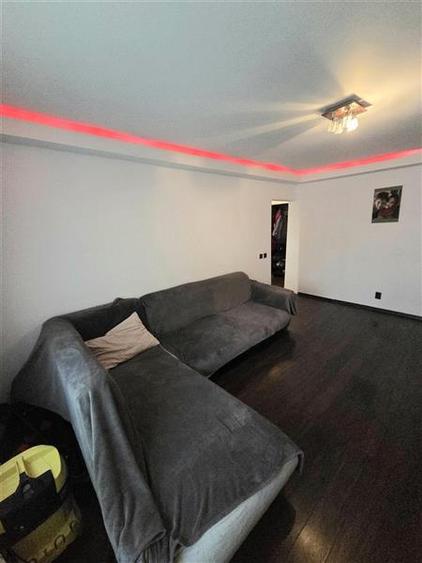 Apartament cu 3 camere decomandat, mobilat în Far