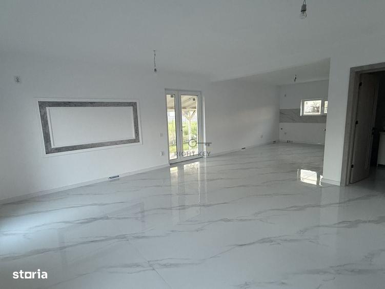 Casă cu 4 camere în Săbăreni