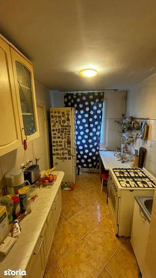 Apartament cu 4 camere decomandat în Valea Ialomiței