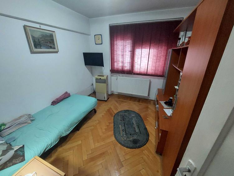 Apartament cu 3 camere semidecomandat în Iancului