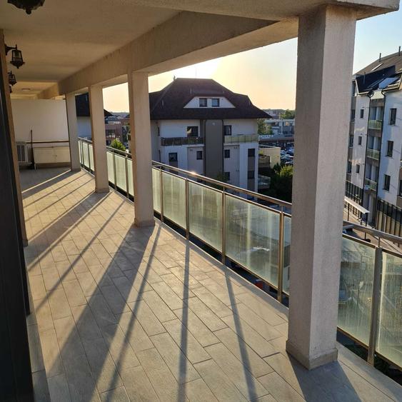 Apartament cu 4 camere decomandat în Central