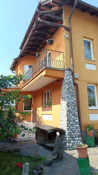 Casă cu Teren 958 Mp în Central