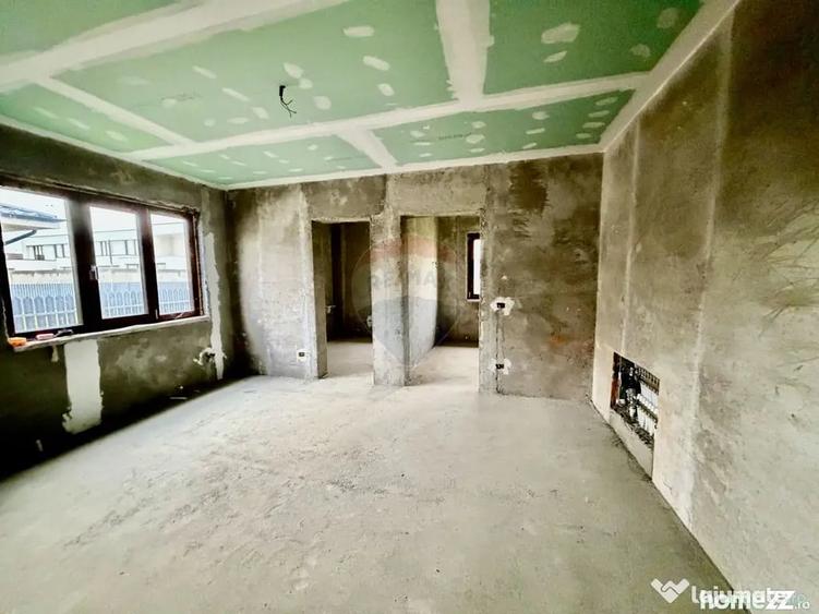 Casă cu 7 camere cu Teren 615 Mp în Est