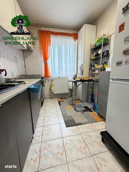 Apartament cu 3 camere în Podu Roș