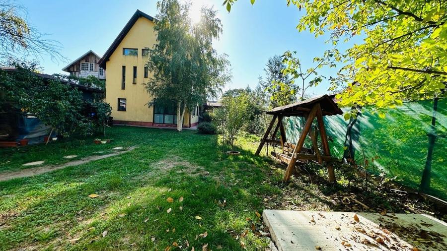 Casă individuală cu 9 camere cu Canalizare în Central
