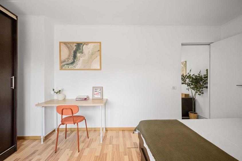 Apartament cu 4 camere semidecomandat în Obor