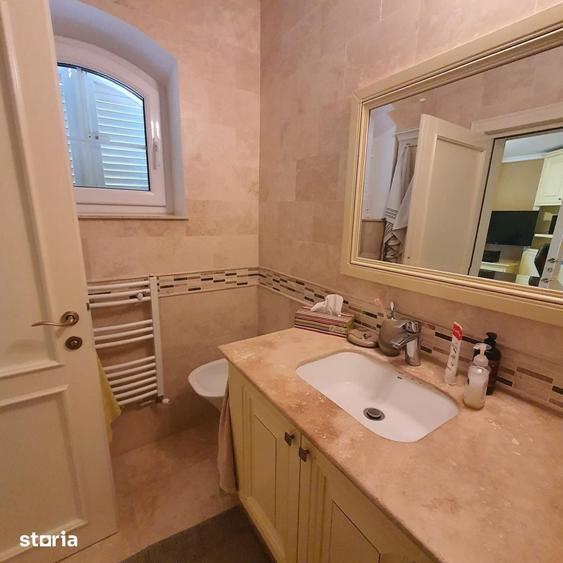 Casă cu 8 camere cu Teren 1100 Mp în Central