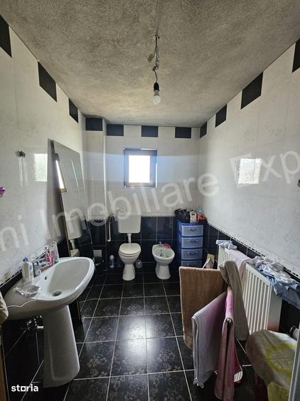 Casă cu 4 camere în Dumirești