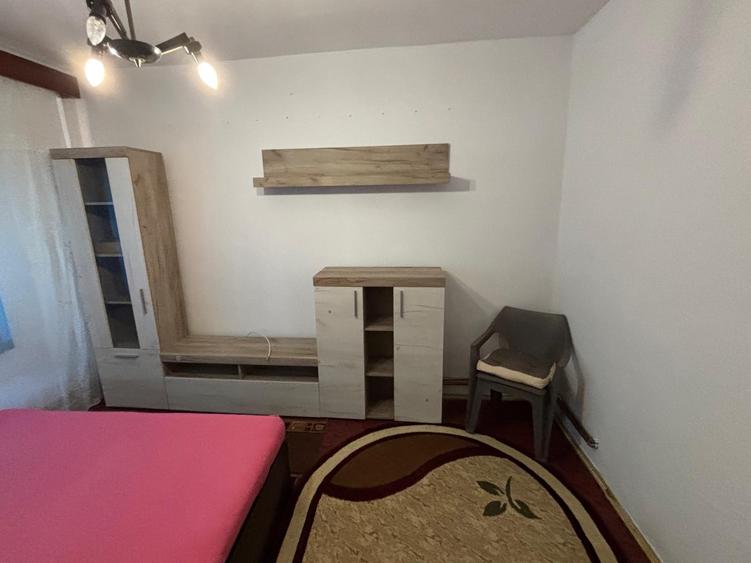 Grivitei decomandat parter/8 mobilat+utilat 300 euro - 2