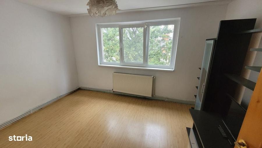 Apartament cu 3 camere semidecomandat în Micro 3