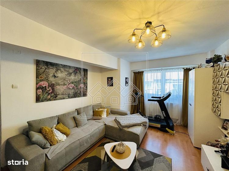 Apartament cu 4 camere decomandat în Valea Aurie