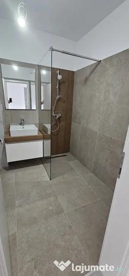 Apartament cu 2 camere decomandat în Tractorul