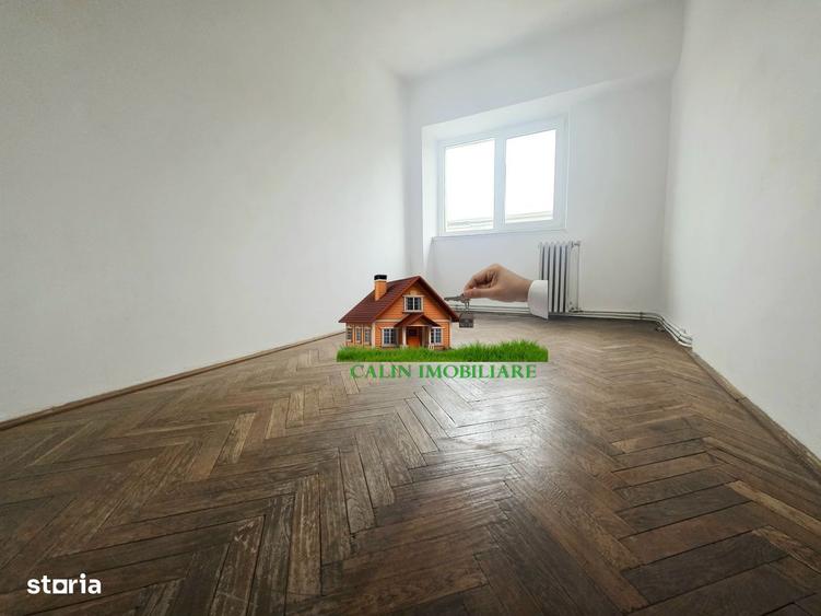 Apartament cu 4 camere decomandat în Galata