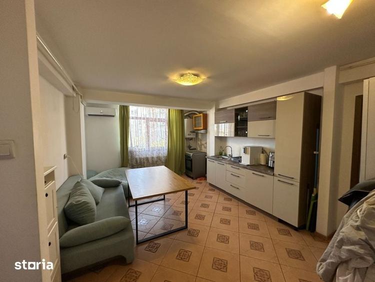 Apartament cu 3 camere semidecomandat în Craiovița Nouă