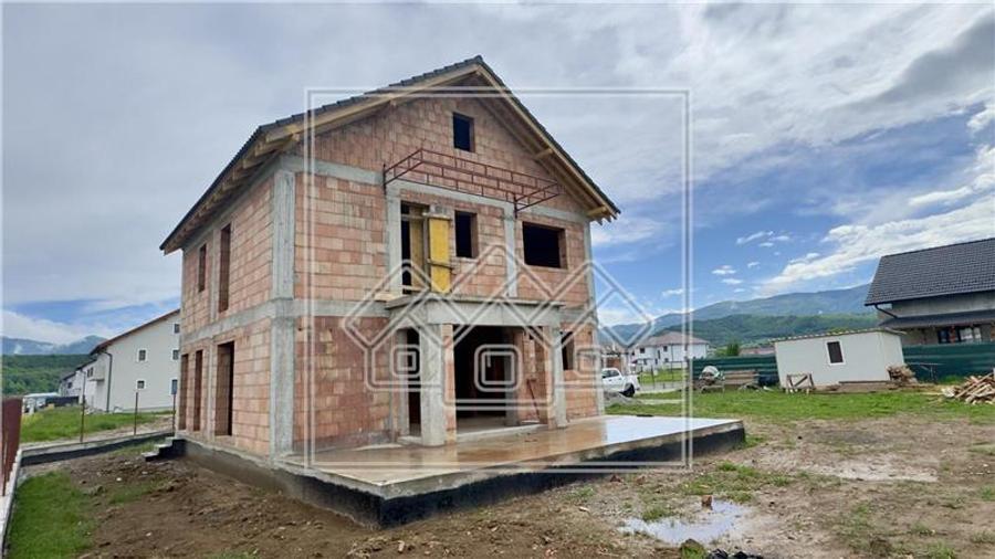 Casă individuală cu 5 camere cu Teren 400 Mp în Central