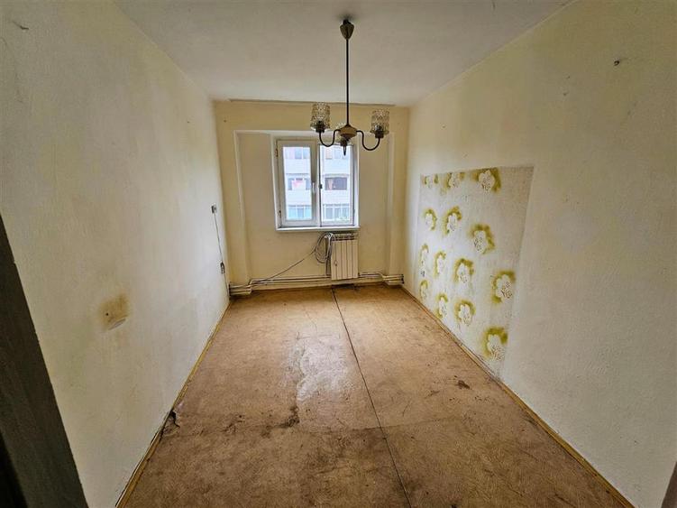 Apartament cu 4 camere decomandat în Viziru 3