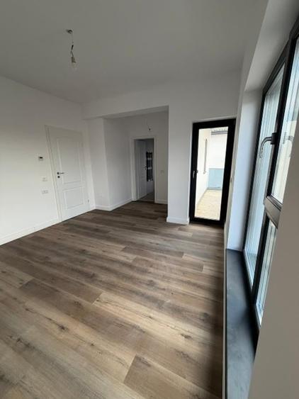 Casă individuală cu 5 camere cu Canalizare în Est