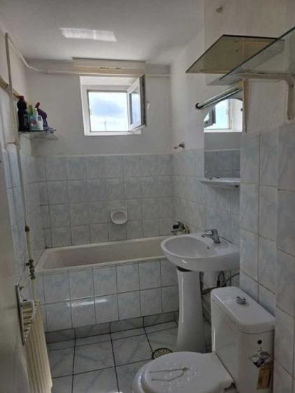 Apartament cu 2 camere decomandat în Far
