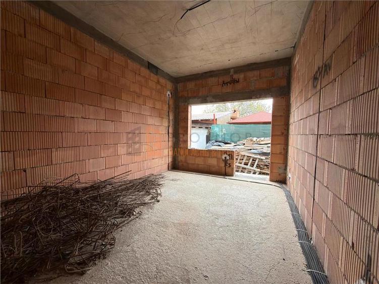 Casă individuală cu 9 camere cu Teren 203 Mp în 1 Decembrie