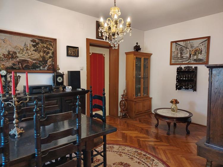 Duplex cu 7 camere cu Canalizare în Central