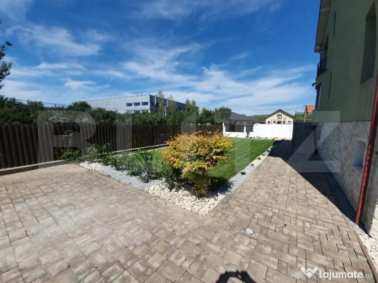 Casă cu 10 camere cu Teren 1100 Mp în Corunca