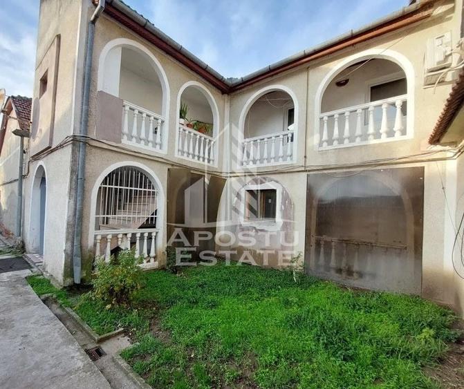 Casă individuală cu 12 camere cu Canalizare în Girocului