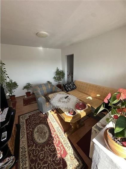 Apartament cu 3 camere semidecomandat în Circumvalațiunii