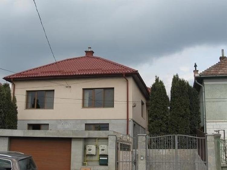 Casă cu 8 camere cu Canalizare în Dâmbul Rotund