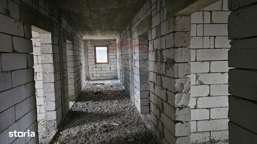 Casă cu Teren 2869 Mp în Siminicea