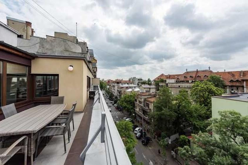 Apartament cu 3 camere semidecomandat, mobilat în P-ța Romană