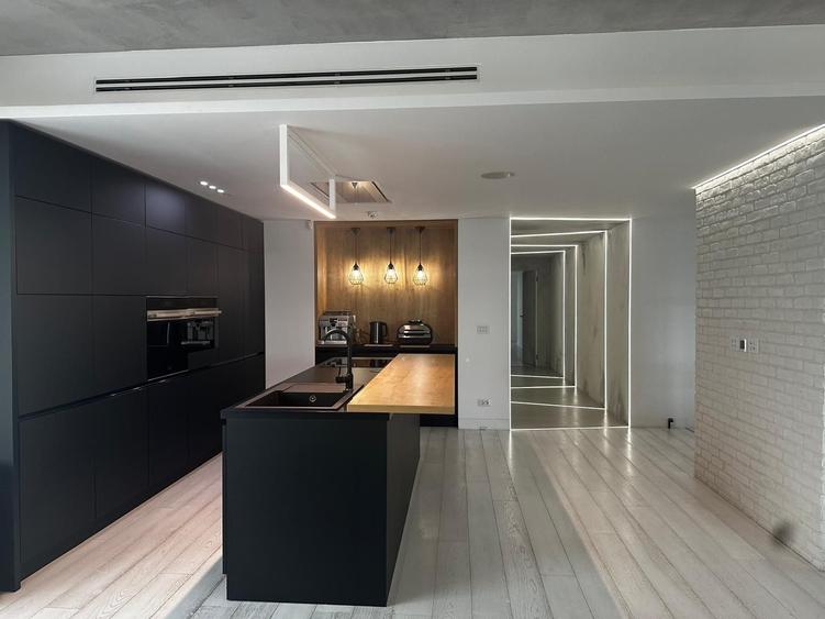 Penthouse cu 5 camere decomandat în Herăstrău