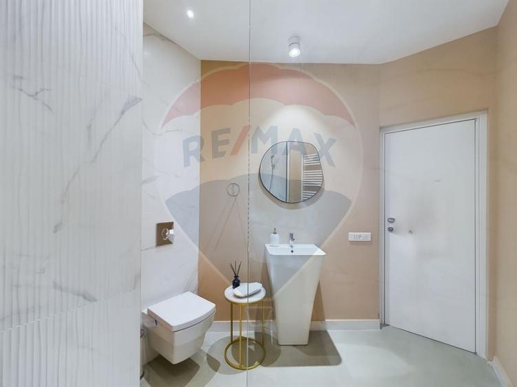 Apartament cu 3 camere semidecomandat în P-ța Dorobanți