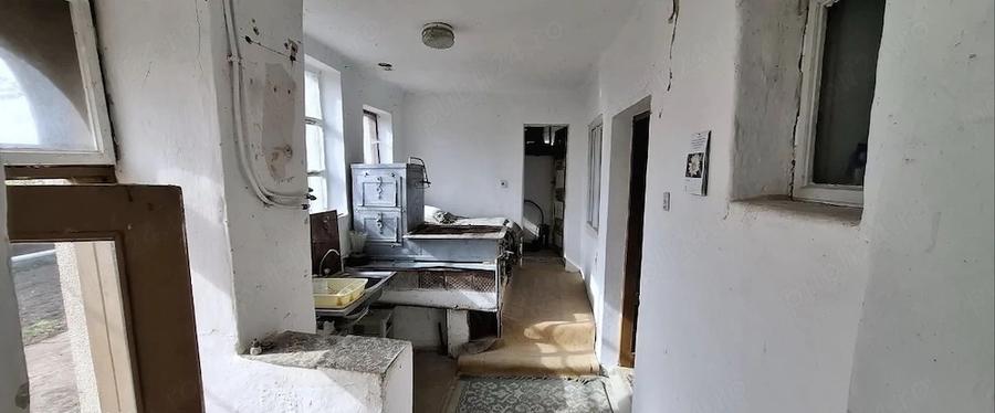 Casă cu 2 camere cu Teren 1600 Mp în Central