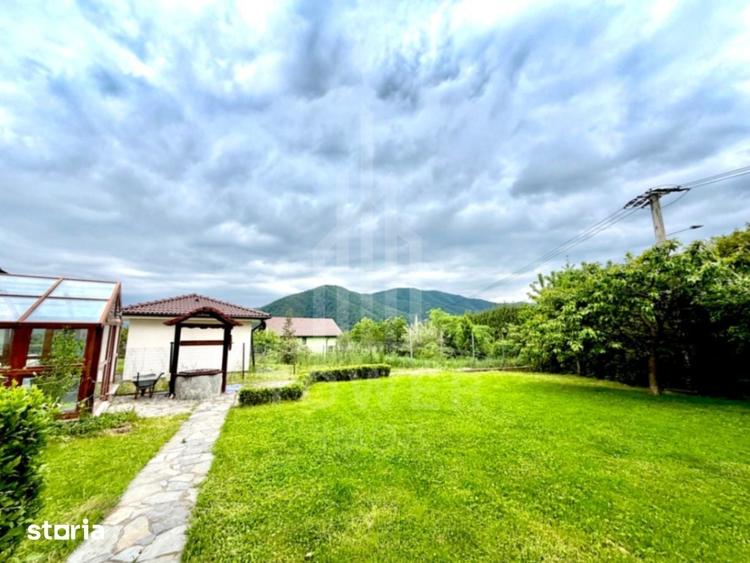 Casă cu 9 camere cu Teren 1300 Mp în Central