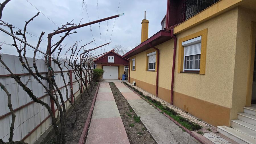 Casă individuală cu 5 camere cu Garaj în Petrești