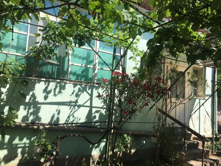 Casă individuală cu 5 camere cu Canalizare în Căstău