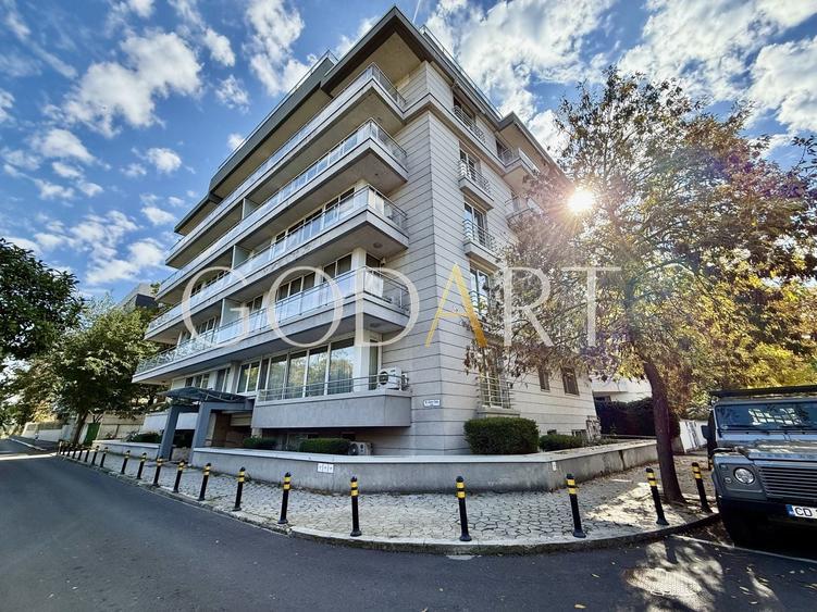 Apartament cu 5 camere semidecomandat în Primăverii