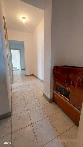 Apartament cu 3 camere semidecomandat în Micro 4