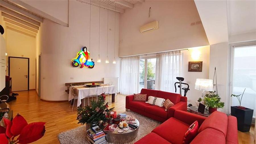 Penthouse cu 3 camere decomandat, mobilat în Girocului