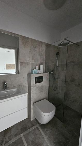 Apartament cu 3 camere decomandat în Cristian