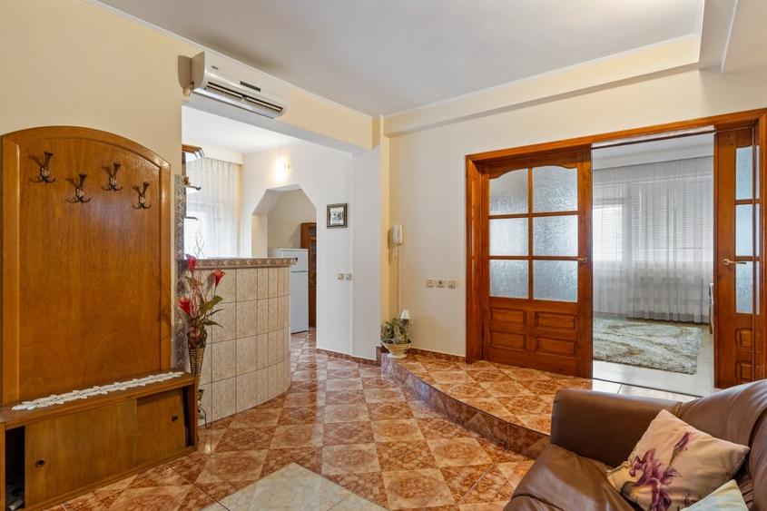 Casă individuală cu 8 camere cu Garaj în Faleza Nord