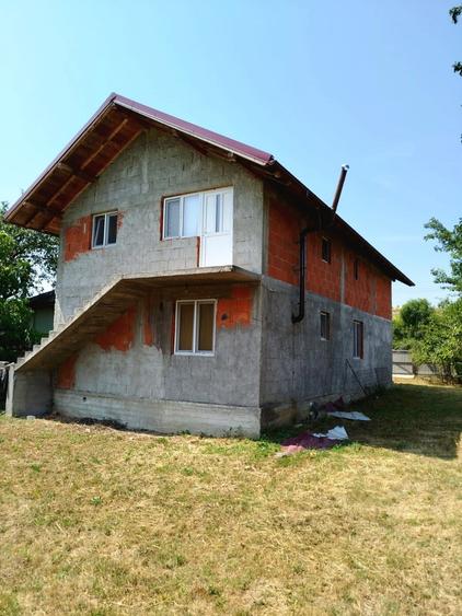 Casă cu 4 camere în Bărăști