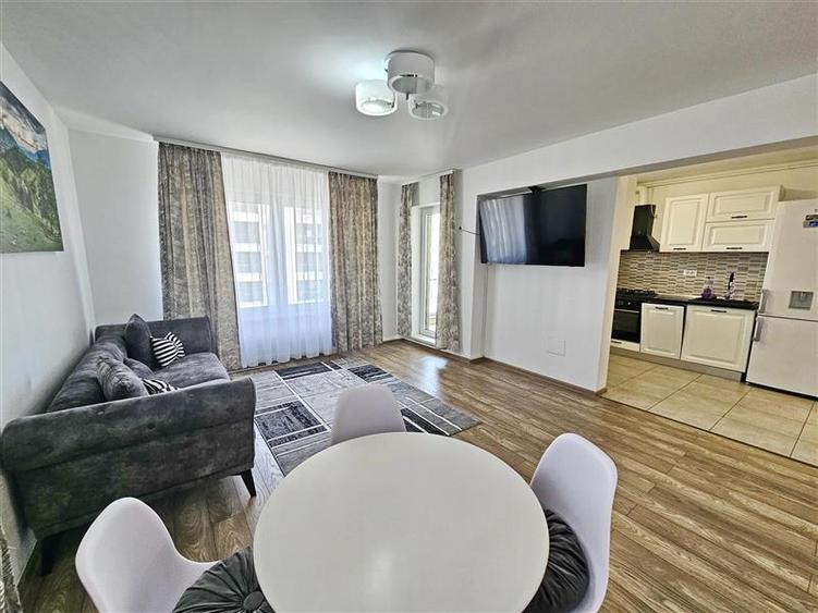 Apartament cu 2 camere decomandat în Tractorul