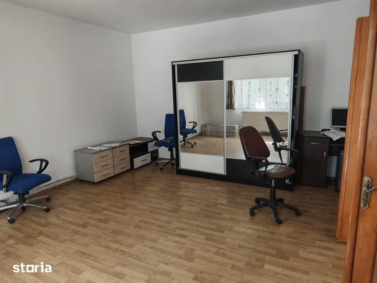 Casă cu 6 camere cu Teren 400 Mp în Calea București