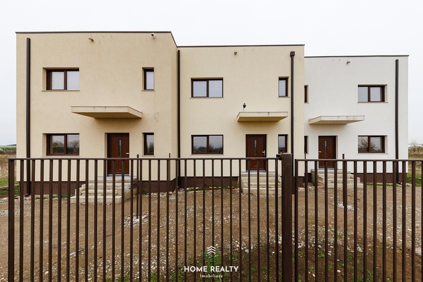 Duplex cu 5 camere cu Canalizare în Plopi