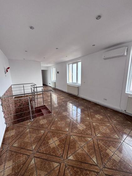 Casă cu 4 camere cu Teren 400 Mp în Central