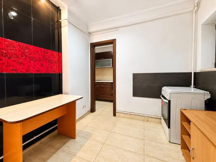Apartament cu 3 camere semidecomandat în P-ța Romană