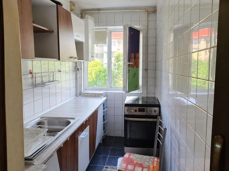 Apartament cu 3 camere semidecomandat, mobilat în Cetății