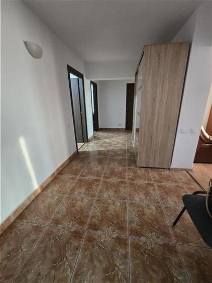 Apartament cu 4 camere decomandat, mobilat în Berceni